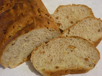Pane con noci e arachidi