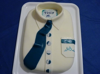 Torta camicia in pasta di zucchero