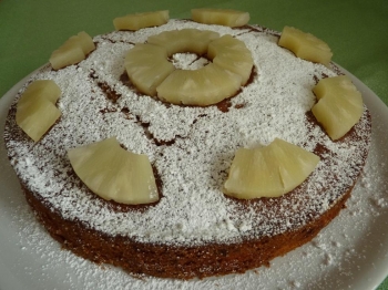 TORTA ALL'ANANAS E GOCCE DI CIOCCOLATO BIANCO