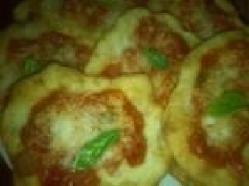 Pizzette fritte con  pomodoro e mozzarella