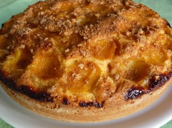 Torta con prugnette gialle e amaretti
