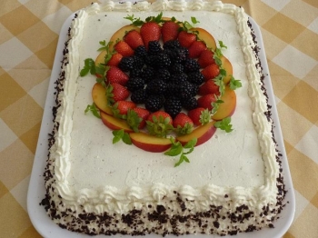 Torta al cacao con crema al mascarpone, cioccolato e frutta fresca