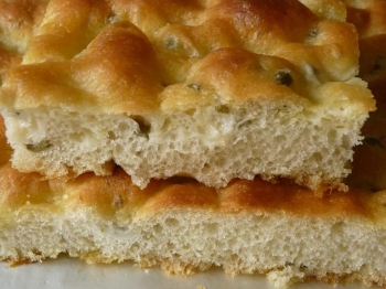 Focaccia morbida con le olive verdi