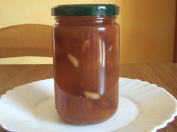 marmellata di mele, uvetta e pinoli