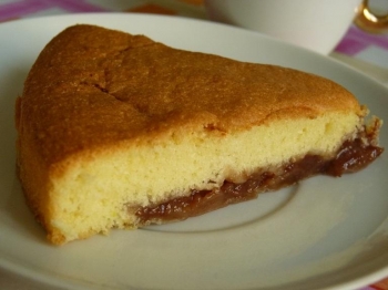 Torta morbida all'olio con confettura di fragole