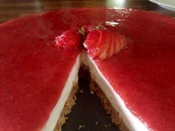Cheesecake con purea di fragole