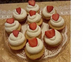 &quot;white&quot; cupcake con panna e fragole
