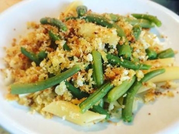 Penne con fagiolini e mollica croccante