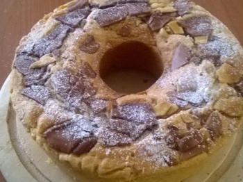 ciambella con pezzi di uobo di Pasqua