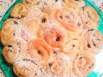 torta di rose con crema e uvetta