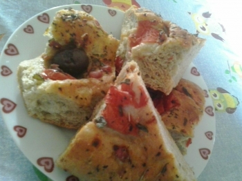 focaccia ai 7 cereali con olive e pancetta