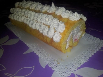 Rotolo con panna e fragole