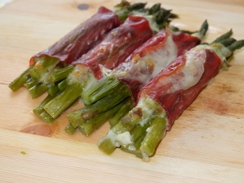 ASPARAGI GRATINATI PROSCIUTTO E FORMAGGIO