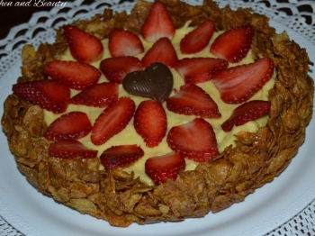 Crostata di corn flakes con crema e fragole