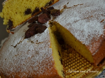 Torta con farina di mais e fragole essiccate