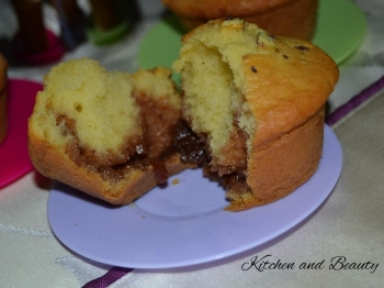 Muffins col cuore di confettura di fragole e copertura di pistacchi