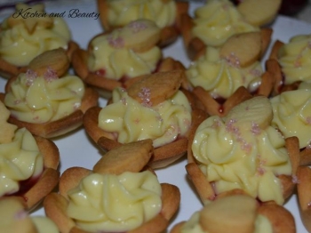 Fiorellini di frolla con composta di lamponi e crema al limone