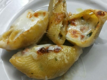 Conchiglioni ripieni di funghi, prosciutto e besciamella