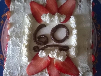 Torta con sfoglia al cioccolato, panna e fragole