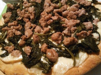 Pizza con cime di rapa,scamorza e salsiccia.