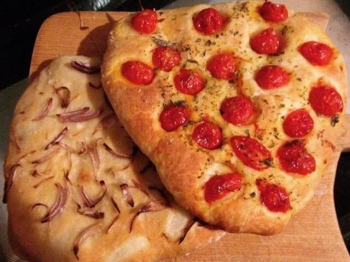 Focaccine con cipolla e con pomodorini.