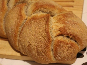 Pane intrecciato integrale con lievito madre