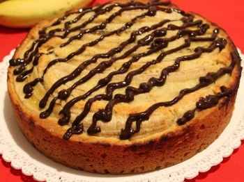 Torta al cocco, banane e salsa al cioccolato