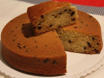 Torta soffice con farina di farro, gocce di cioccolato e bacche di goji