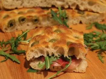 Focaccia con olive e lievito madre, a lunga lievitazione