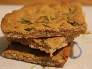 Focaccia integrale croccante al rosmarino