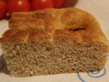Focaccia alta e soffice con pomodorini