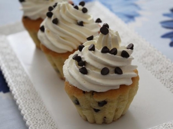 Cupcake allo yogurt, cocco e gocce di cioccolato