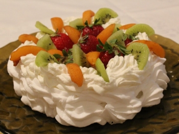 Pavlova con fragole, kiwi e nespole