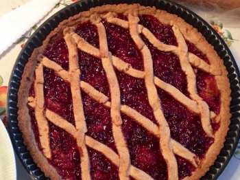 Crostata con marmellata di amarene fatta in casa