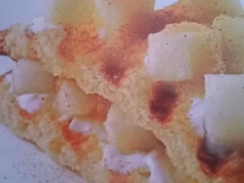 pan brioscè con yogurt bianco e composta di pere