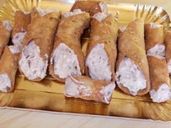 CANNOLI DI RICOTTA E GOCCE DI CIOCCOLATTO