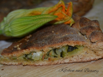 Focaccia di farro integrale ripiena di zucchine e provola