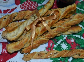 Grissini intrecciati con olive e capperi