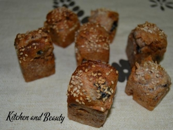 Cubotti integrali con salsiccia e olive nere