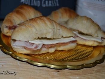 Cornetti salati multicereali con fettine di prosciutto e formaggio