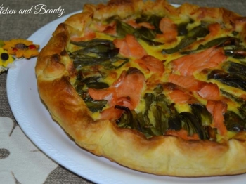 Crostata sfogliata salata con carciofi e salmone affumicato