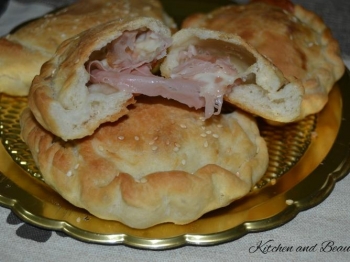Panzerotti ripieni con mortadella e provola