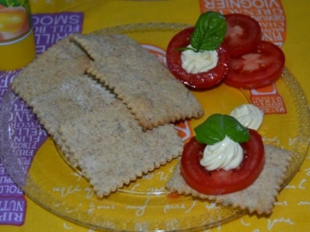Crackers integrali alle erbe aromatiche