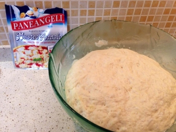 Impasto della pizza con lievitazione in frigorifero