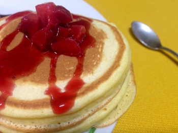 Pancake con salsa alle fragole