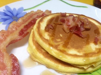 Pancake con bacon e sciroppo d'acero