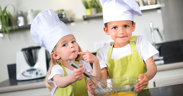 In cucina con i bambini: gli strumenti per i piu' piccoli