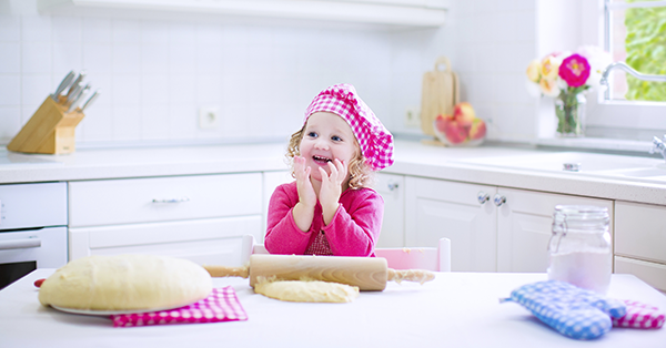 In cucina con i bambini: le attività giuste da fare in base all'età