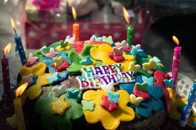 Come si fa a decorare una torta di compleanno?