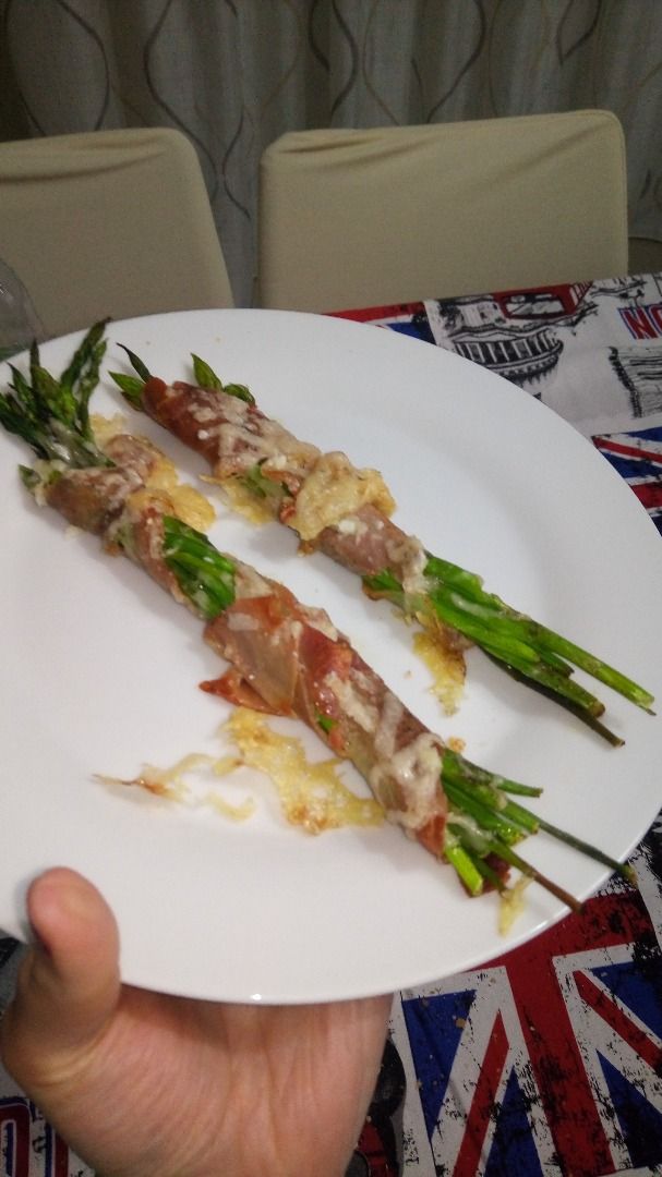 immagine post Asparagi con prosciutto crudo e scaglie di grana